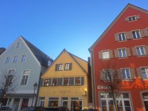a group of three buildings next to each other at Zentrale Altbau Fewo Marktplatz in Gunzenhausen