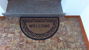 a welcome sign on the floor of a staircase at Ferienwohnung Klein am Natursteig Sieg in Bitzen