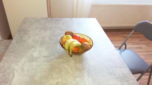 a bowl of fruit sitting on top of a table at Ferienwohnung Klein am Natursteig Sieg in Bitzen +18 photos