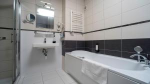 Łazienka w obiekcie B&B HOTEL Piotrków Trybunalski