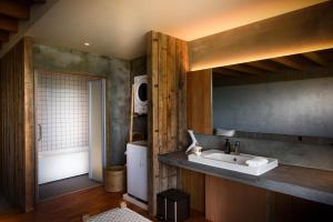 名護市にあるHotel Yagajisoのバスルーム(シンク、バスタブ付) +37枚の写真