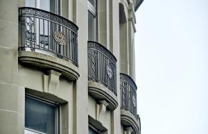 Un edificio con balcones a los lados. en BANK House Studio M 405 - GRIWA RENT, en Interlaken 4 fotos más