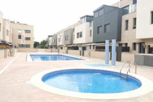 Bazén v ubytovaní Townhouse with communal pool ideal for families alebo v jeho blízkosti