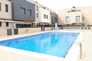 Bazén v ubytovaní Townhouse with communal pool ideal for families alebo v jeho blízkosti