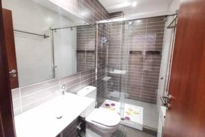 Kúpeľňa v ubytovaní Townhouse with communal pool ideal for families