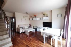 Televízia a/alebo spoločenská miestnosť v ubytovaní Townhouse with communal pool ideal for families