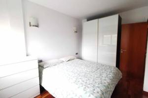 Posteľ alebo postele v izbe v ubytovaní Townhouse with communal pool ideal for families