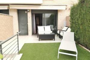 Posedenie v ubytovaní Townhouse with communal pool ideal for families