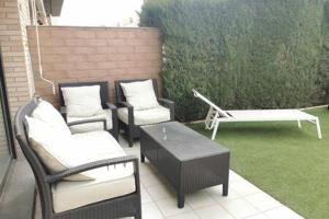 Vonkajšia záhrada v ubytovaní Townhouse with communal pool ideal for families