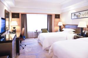 Postel nebo postele na pokoji v ubytování Sheraton Xi'an Hotel