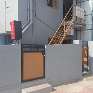 una escalera en un edificio junto a una pared con una rampa en AnanthaSayanam Homestay Near Sri Padmanabha Swamy Temple, en Trivandrum