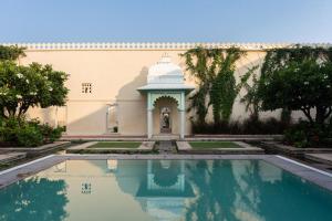 a building with a pool in front of a building at Sardargarh Heritage Fort Udaipur in Sardārgarh
