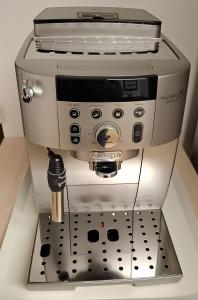 Una cafetera espresso sentada en la parte superior de un mostrador en Cosy Appartement near Disneyland & Paris, en Coupvray 8 fotos más