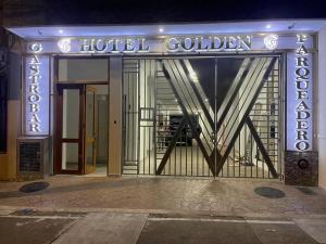 a hotel building with a sign that reads hotel golden at HOTEL GOLDEN CARTAGO in Cartago