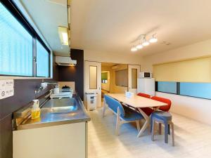 uma cozinha e sala de jantar com mesa e cadeiras em 駅徒歩1分2DKで広々快適5階エレベーターなし 天王寺4分心斎橋13分HANAInn em Osaka