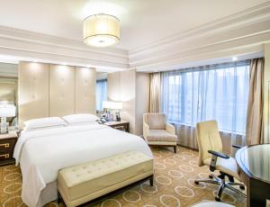 Postel nebo postele na pokoji v ubytování Sheraton Xi'an Hotel