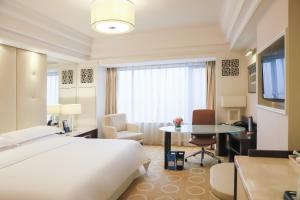 Postel nebo postele na pokoji v ubytování Sheraton Xi'an Hotel