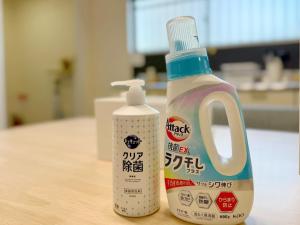 duas garrafas de limpeza sentadas numa mesa em 駅徒歩1分2DKで広々快適5階エレベーターなし 天王寺4分心斎橋13分HANAInn em Osaka