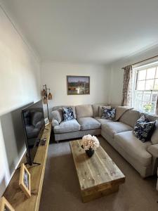 Et tv og/eller underholdning på Angel Cottage in stunning Arundel