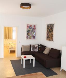 a living room with a couch and a table at Haus Roy - Ferienwohnung Erdgeschoß in Zülpich