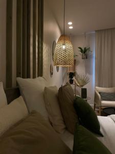 Giường trong phòng chung tại Love Room Strasbourg, Sauna, Spa, Suite Bali, Évasion Romantique et Sensuelle +21 ảnh