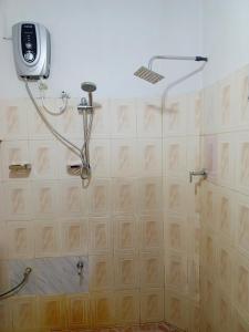 ein Bad mit einer Dusche und einem Telefon an der Wand in der Unterkunft Villa Lumina Unawatuna in Galle