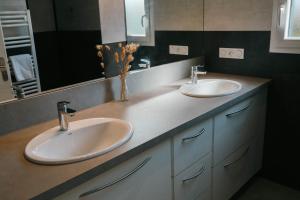 La salle de bains est pourvue de 2 lavabos et d'un miroir. dans l'établissement 500m de la mer, maison moderne avec jardin pour 4, à Brignogan-Plage 11 autres photos