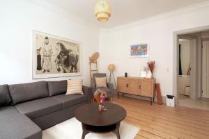 een woonkamer met een bank en een tafel bij Family - Central - Sea - Luxury in Kopenhagen
