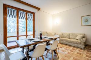 Un comedor con una mesa y sillas y un sofá. en Near Airport 8 Guests - Big Elegant Apartment, en Florencia 26 fotos más