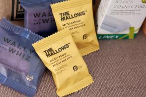 een stapel gele pakjes witte chips op een tafel bij Family - Central - Sea - Luxury in Kopenhagen +25 foto's