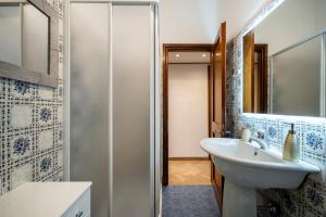 Un baño con lavabo blanco y ducha en Near Airport 8 Guests - Big Elegant Apartment, en Florencia