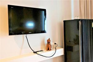 TV a/nebo společenská místnost v ubytování Khuang Singh Residence & Hotel Chiangmai