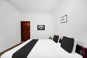 Postel nebo postele na pokoji v ubytování Super Hotel O Sultan Bathery formerly Bluevalley