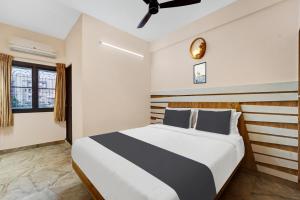 Postel nebo postele na pokoji v ubytování Super Hotel O Vilankurichi