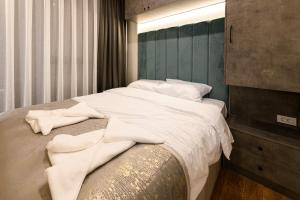 Postel nebo postele na pokoji v ubytování AXIOM Apartments + 74 fotografií