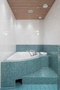 Un baño de 2ndhomes Beautiful Kamppi Center Apartment with Spa & Terrace