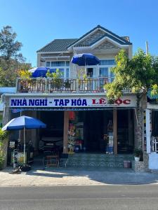 Lê Lộc Guesthouse في موي ني: مبنى عليه لافته مكتوب عليها nina night trap hiao