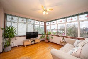 ロンドンにあるSpacious 3bedroom house near Crystal Palace London Pass the Keysのソファと薄型テレビのあるリビングルーム
