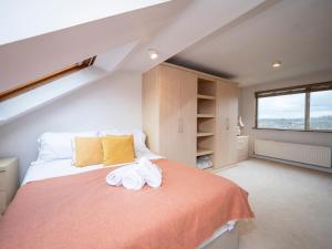 ロンドンにあるSpacious 3bedroom house near Crystal Palace London Pass the Keysのタオルが敷かれたベッドのある寝室