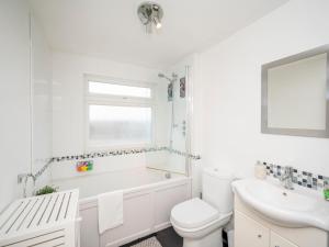 ロンドンにあるSpacious 3bedroom house near Crystal Palace London Pass the Keysの浴槽、トイレ、洗面台を備えたバスルーム +34枚の写真