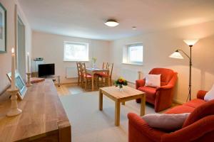 un salon avec un canapé et une table dans l'établissement Haus Carmesin, à Eckernförde