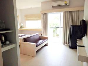 TV a/nebo společenská místnost v ubytování Khuang Singh Residence & Hotel Chiangmai