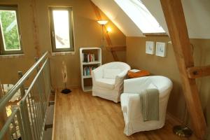 a living room with white furniture and a skylight at Adlerstraum -Auszeit am Haff in Vogelsang