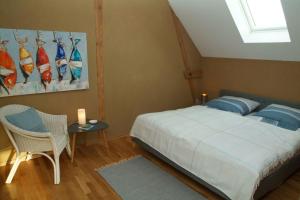 a bedroom with a bed and a table and a painting at Adlerstraum -Auszeit am Haff in Vogelsang