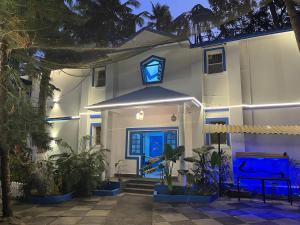 UtordaDom Pedros Haven Resort - Tranquil Retreat by the Sea的前面有蓝色灯的白色房子