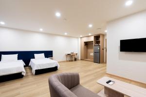 TV a/nebo společenská místnost v ubytování CA Hotel and Residence Phuket - SHA Extra Plus