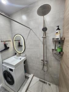 een badkamer met een toilet, een wastafel en een spiegel bij Residence Apartment Osh Шикарные апартаменты в самом Элитном районе города Ош in Osh +31 foto's