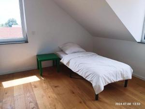 ein kleines Schlafzimmer mit einem Bett und einem grünen Tisch in der Unterkunft Neues 3ZimerHaus Düsseldorf Airport &Messe in Ratingen