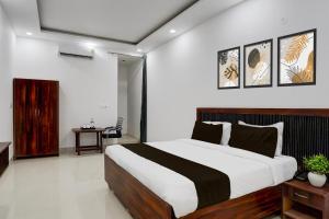 Postel nebo postele na pokoji v ubytování Super Hotel O Bhangel Dadri Road Noida