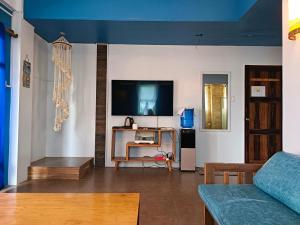 TV a/nebo společenská místnost v ubytování La Luna Beach Resort